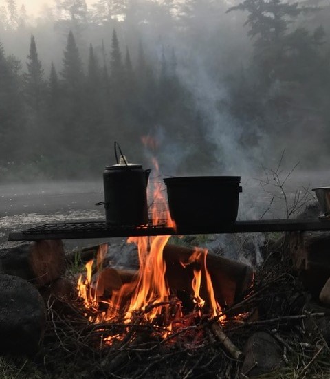 Un feu de camp au bord de la rivière Dumoine